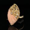 Anillo con coral rosa y diamantes