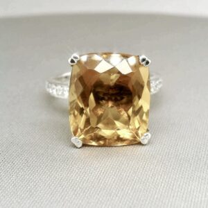 anillo-con-gran-citrino-y-diamantes