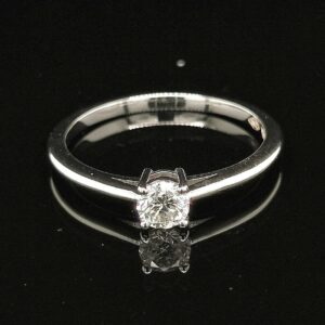 anillo-solitario-con-diamante-central-0-37-ct