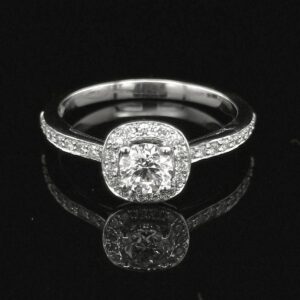 anillo-de-compromiso-con-diamante-central-0-51-ct-y-orla-de-brillantes-243