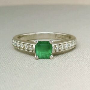 anillo-con-esmeralda-colombiana-y-diamantes