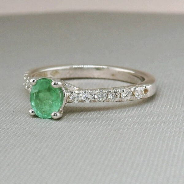 anillo-con-esmeralda-y-diamantes-3