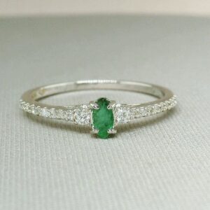 anillo-con-esmeralda-y-diamantes