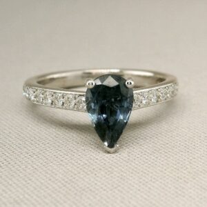 anillo-con-zafiro-y-diamantes-laterales
