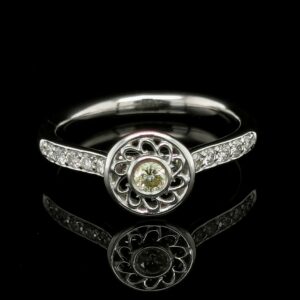 anillo-con-diamante-central-fancy-0-08-ct-y-5-brillantes-laterales-271