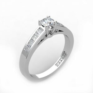 anillo-de-compromiso-con-brillante-central-y-diamantes-princesa-en-laterales-612