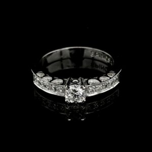 anillo-de-compromiso-con-diamante-central-0-30-ct-581