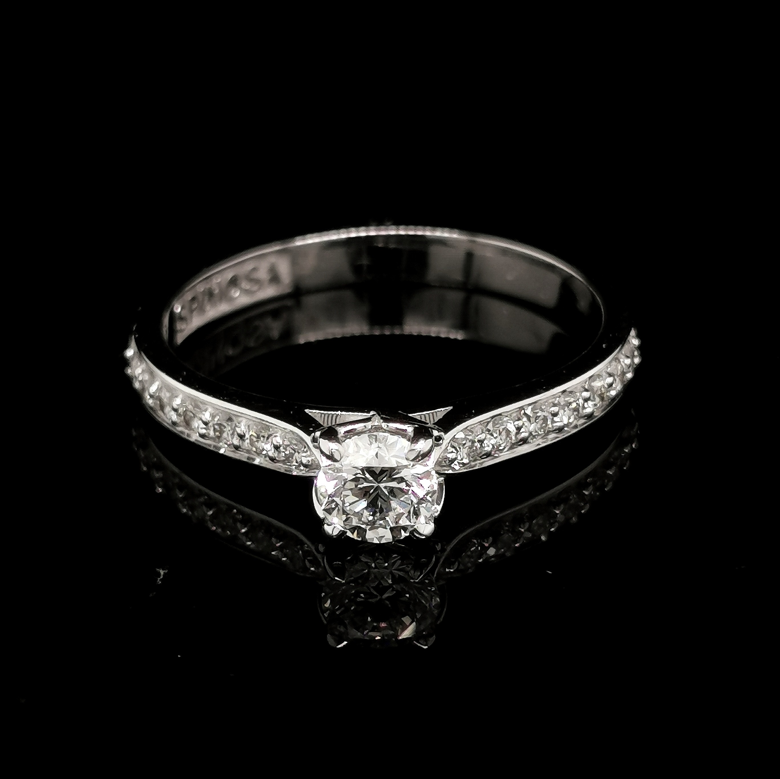 anillo-de-compromiso-con-diamante-central-0-37-ct-567