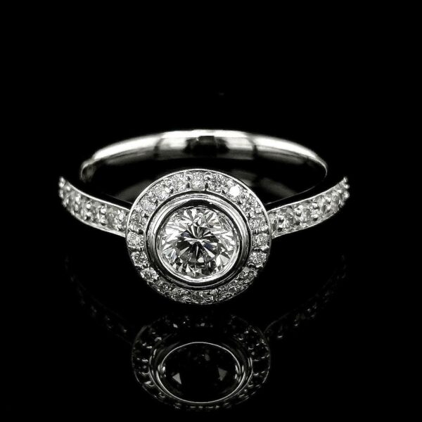 anillo-de-compromiso-con-diamante-central-0-50-ct-y-orla-de-brillantes-514