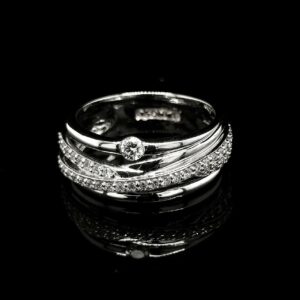 anillo-de-diamantes-con-bandas-entrelazadas-536