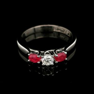 anillo-tresillo-con-diamante-central-y-rubies-115