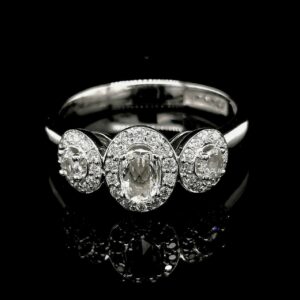 anillo-trilogy-con-diamante-central-oval-0-22-ct-370