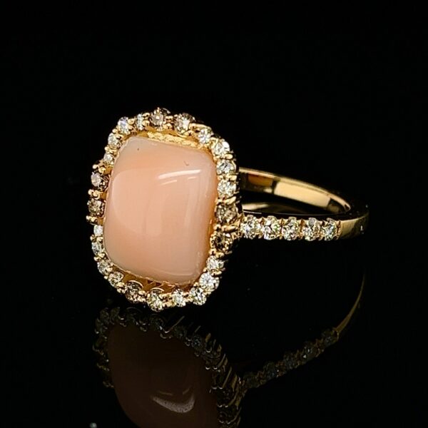 Anillo oro amarillo con coral y diamantes