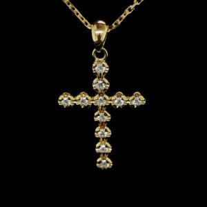 colgante-oro-amarillo-en-forma-de-cruz-con-diamantes-555